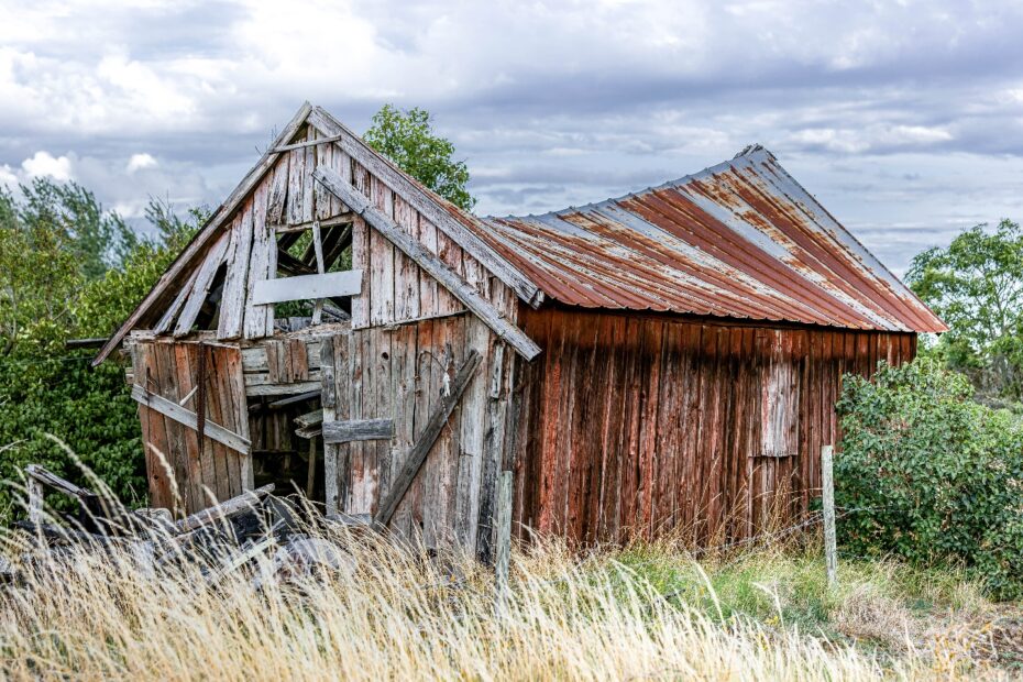 pole-barn-wood-decay-building-falling-down